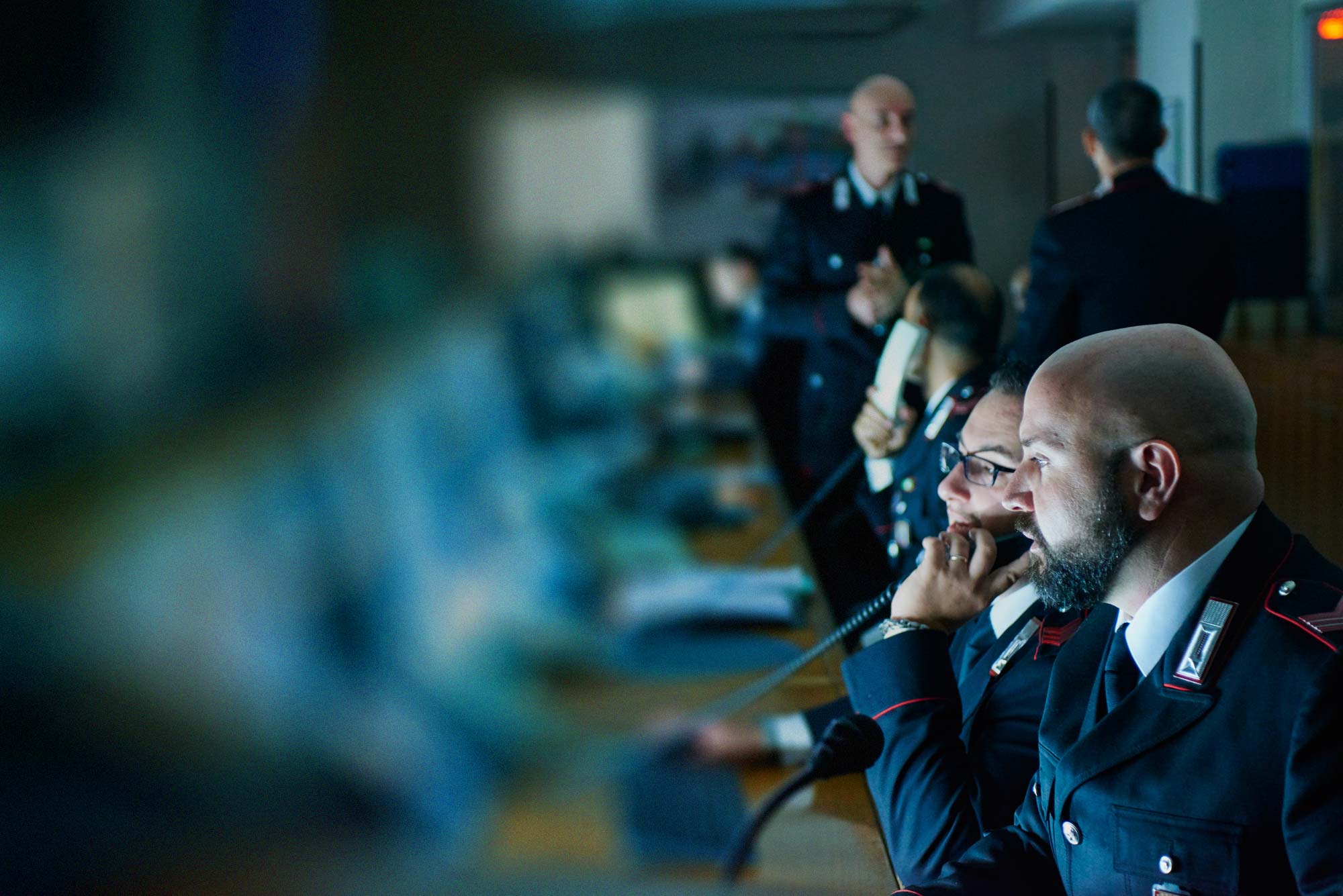 Sala operativa con postazioni di monitoraggio